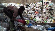 إعادة تدوير البلاستيك في غانا لتعبيد الطرقات