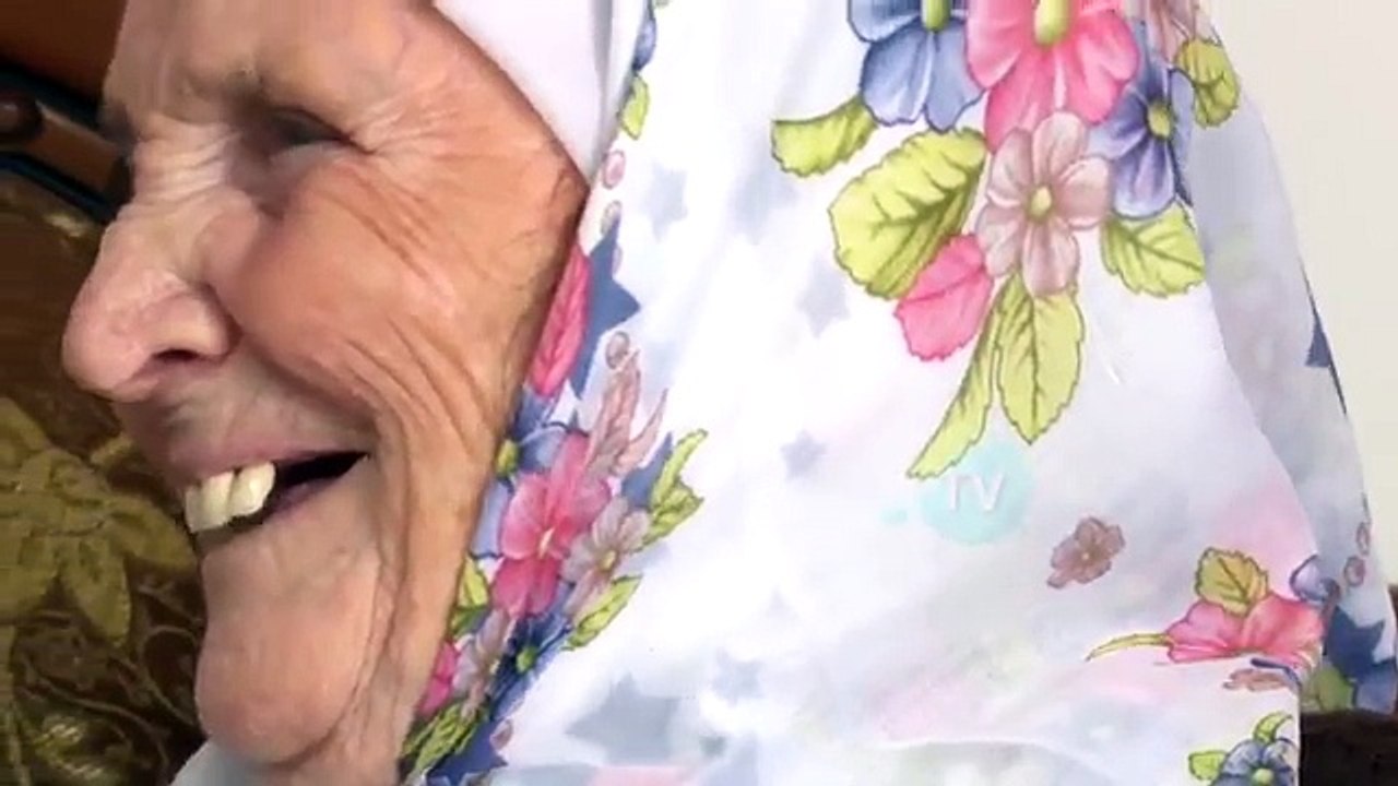 Gjyshja që po 'çmend' rrjetin / 104-vjeçarja nga Gjilani që përdor celularin si një 20-vjeçare