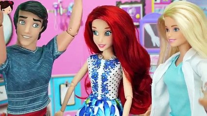 Princesa Disney Ariel Embarazada y Tiene Bebe con Doctora Barbie - Juguetes de Titi