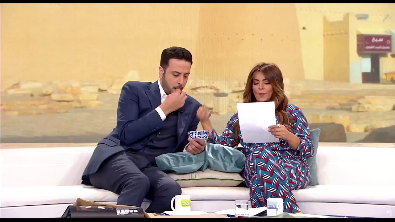 هاني وغادة يتقمصان شخصية زوجين أثناء عزيمة أصدقائهما