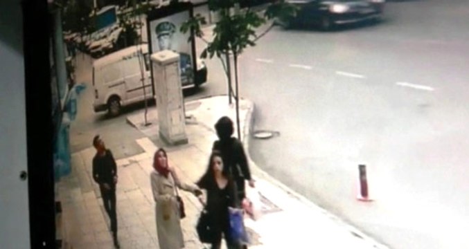 Kaldırımda Yürürken Apartmandan Beton Parçaları Düştü! Ölümden Saniyelerle Kurtuldular