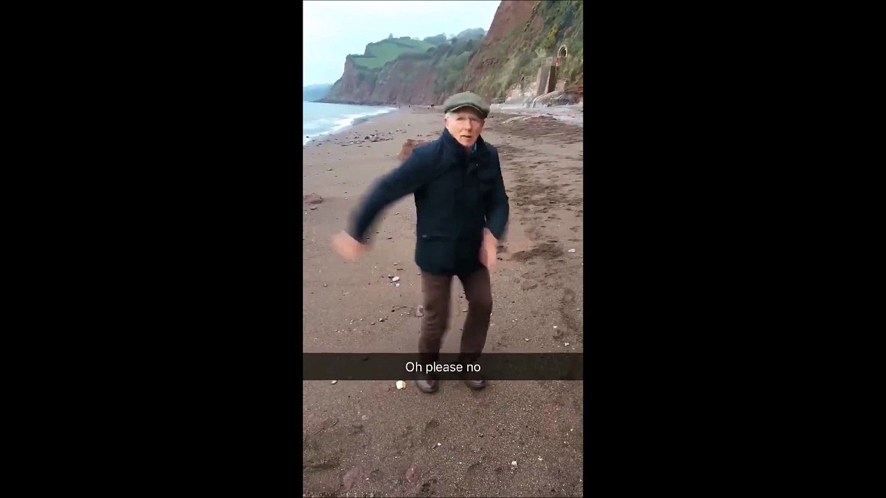 Quand tu apprends la Floss dance à ton grand pere... Tellement drole