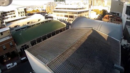 Un drone vient éclater la fenêtre d'un homme et le percute en pleine tête