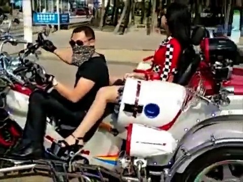 Ce motard se la pète un peu trop et perd le controle de son engin