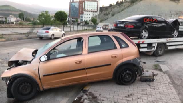Karabük Karşı Şeride Geçen Otomobil, 3 Otomobile Çarptı 3 Yaralı