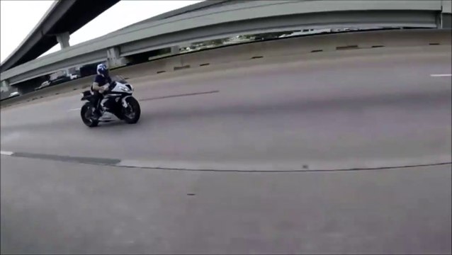 Un nid de poule en moto à plus de 200 km/h ca secoue !