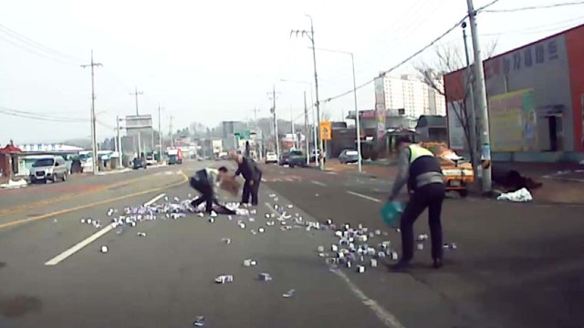 [좋은뉴스] 난처한 할아버지 본 순간, 시민들이 나섰다 / YTN