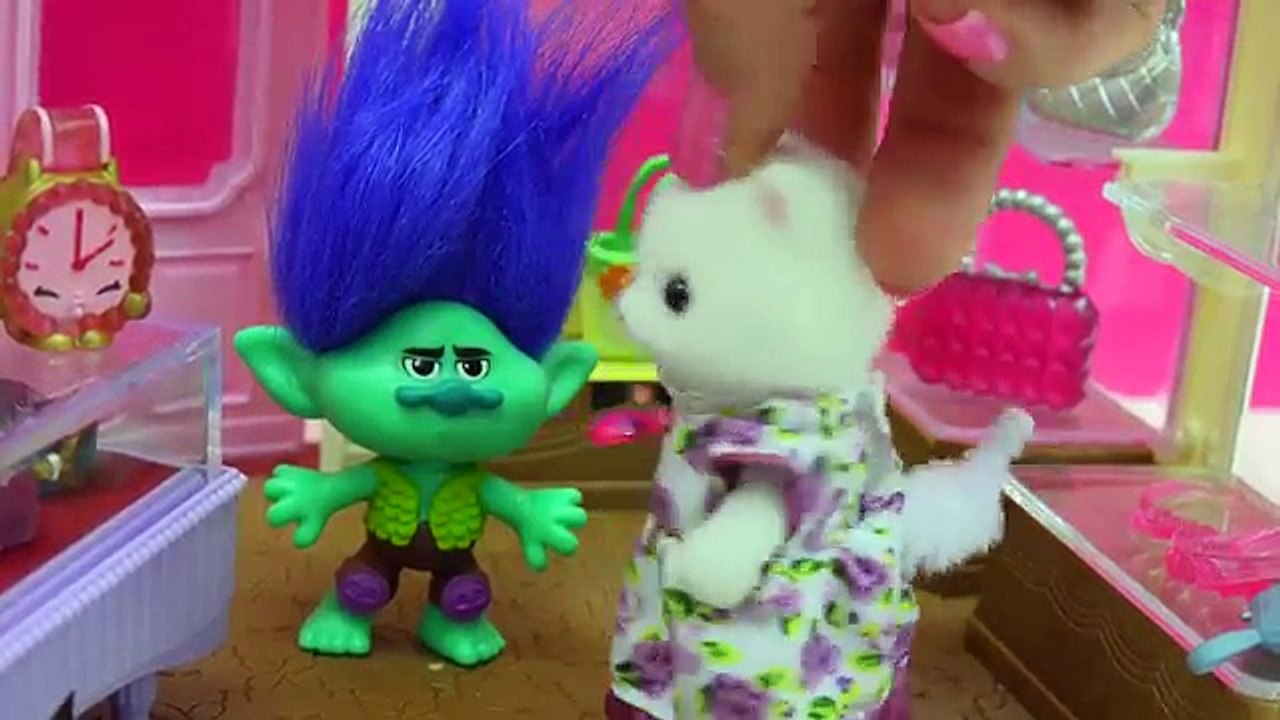 Shoppies Shopping At Calico Critters Boutique + Shopkins Mall Fashions with Surprise Blind Bags