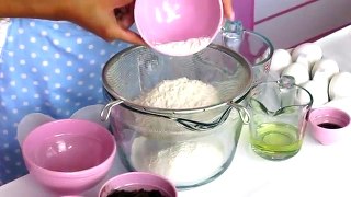 How To Make Homemade Hostess Cream-Filled Chocolate Cupcakes // Lindsay Ann Bakes