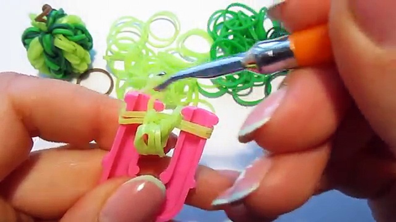 АРБУЗ из резинок на рогатке. Овощи и фрукты из резинок | Watermelon Rainbow Loom Bands