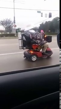 En fauteuil roulant électrique.. sur l'autoroute !