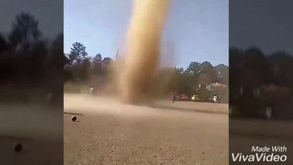 Tornade impressionnante en plein match de Football !