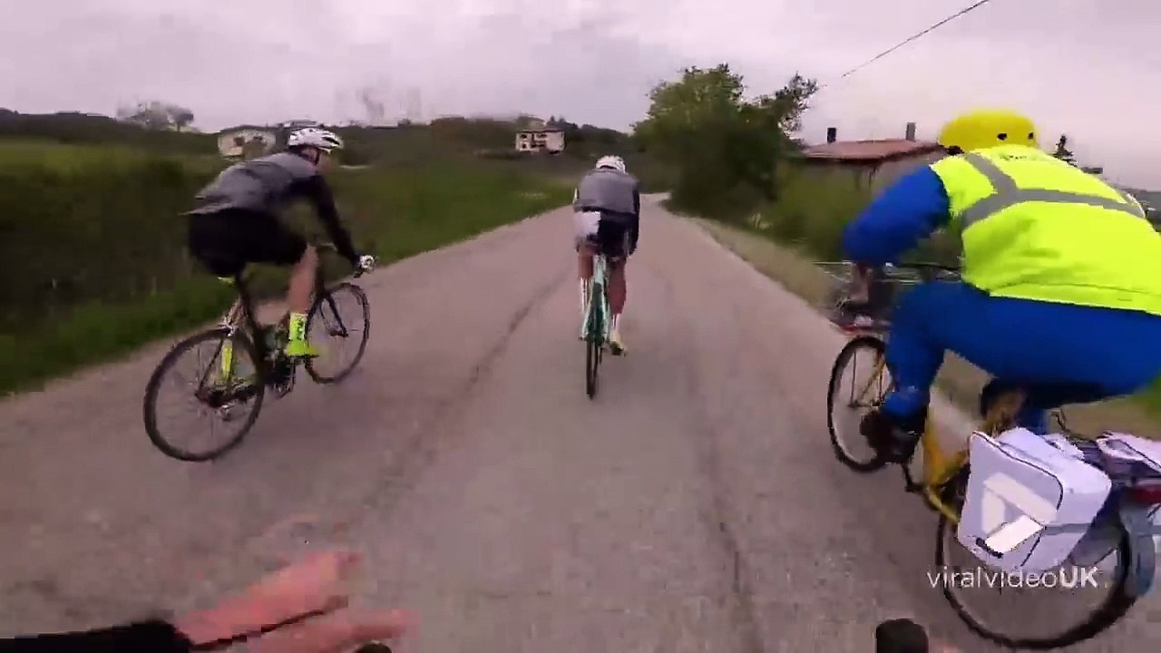 Facteur le plus rapide à vélo il en perd son courrier !
