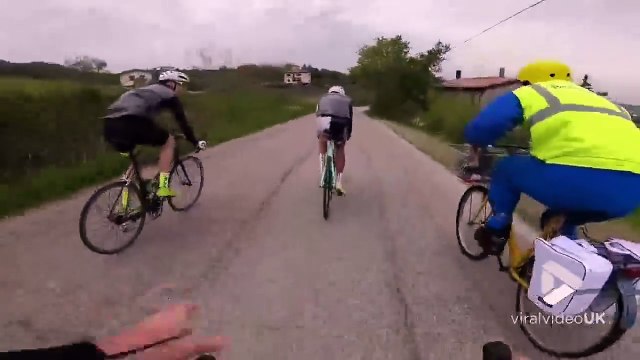 Facteur le plus rapide à vélo il en perd son courrier !