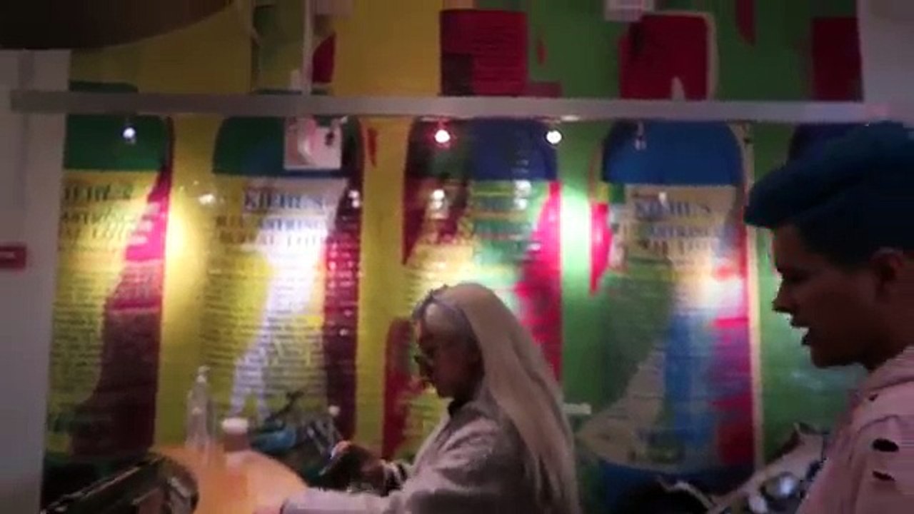 A STRANGER POPS MY PIMPLES!! OMG!