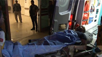 Husumetli akrabaların yol verme kavgası kanlı bitti: 3 yaralı