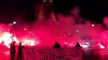 Les supporters du PSG ont débarqué de façon spectaculaire devant la Tour Eiffel cette nuit après leur victoire