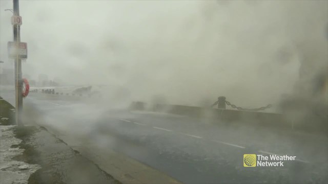 Caméraman emporté par une vague ! Filmer trop près de la mer c'est mal...