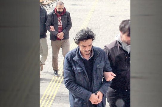 Polis Şüpheli Aracı Durdurdu, 98 Kilogram Uyuşturucuyla Yakalanan Şahıslar da Polis Çıktı