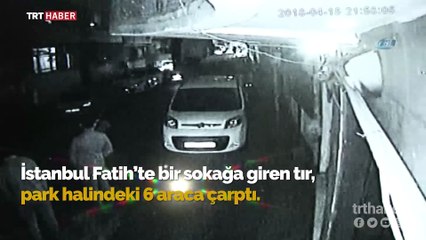 Fatih'te ara sokağa dalan tır 6 araca çarptı