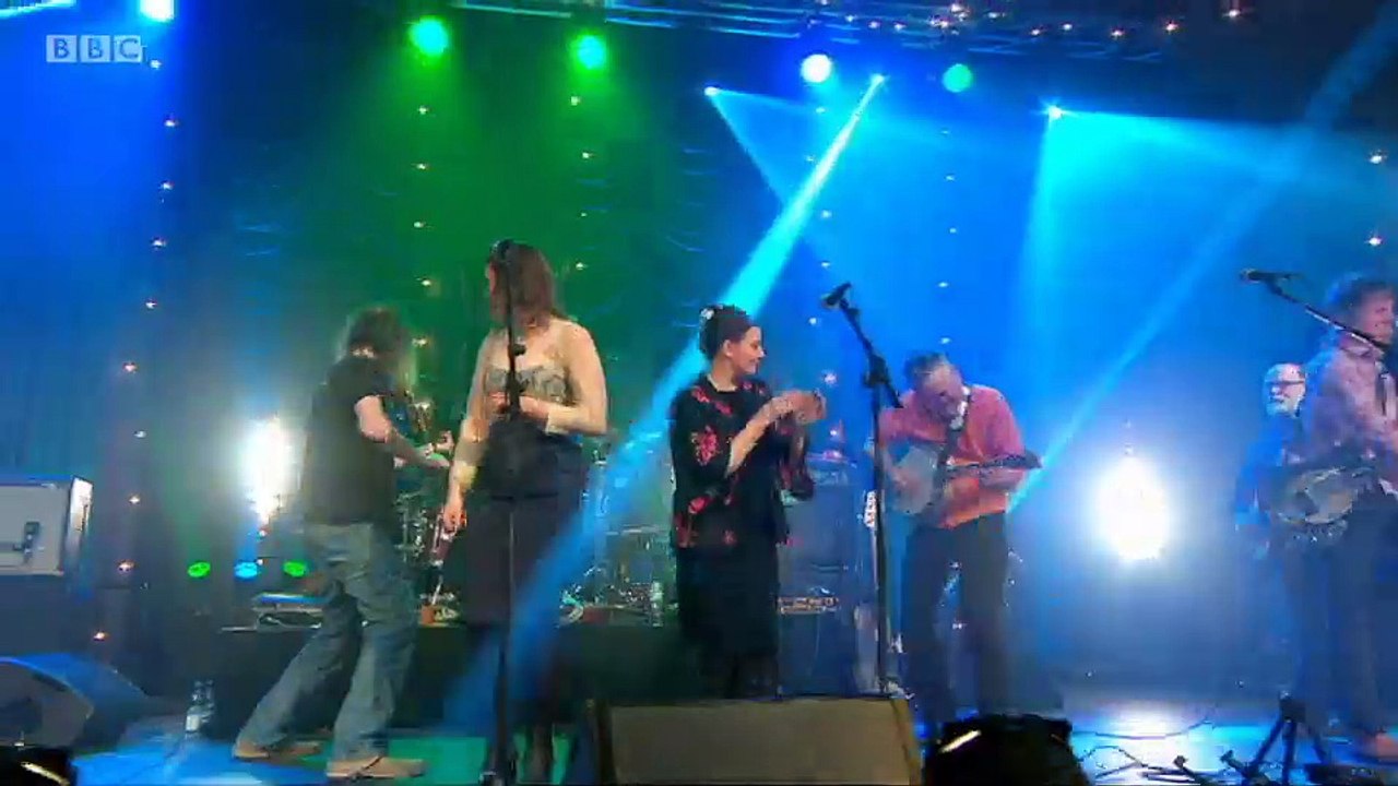 Na Trads.s01e01.Shooglenifty