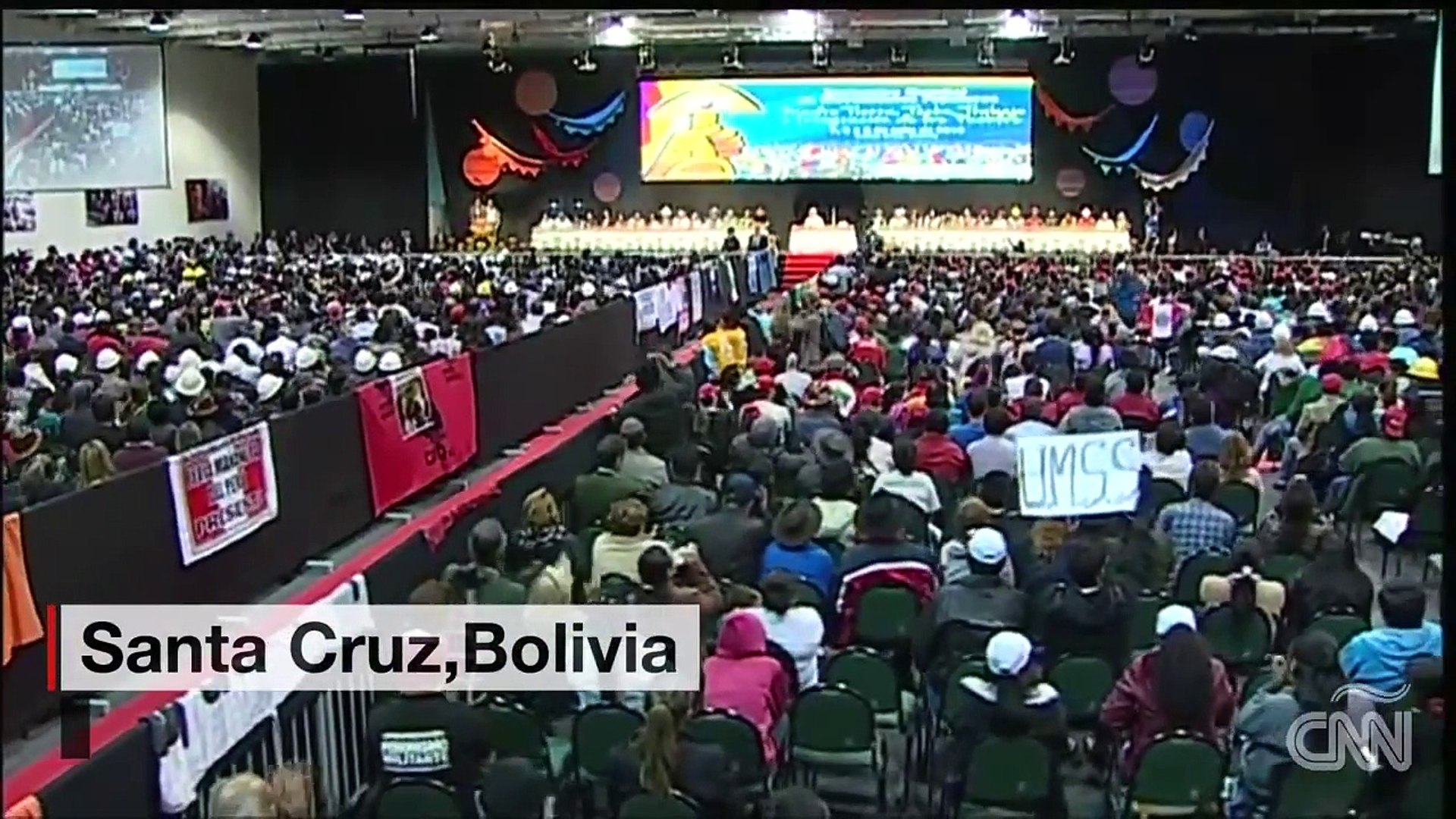 El papa abraza a lo más necesitados