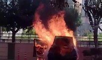 Kontağı çevirdiği sırada otomobil alev alev yandı