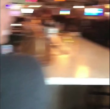 Un homme bourré se fait sortir d'un bar et provoque un mec