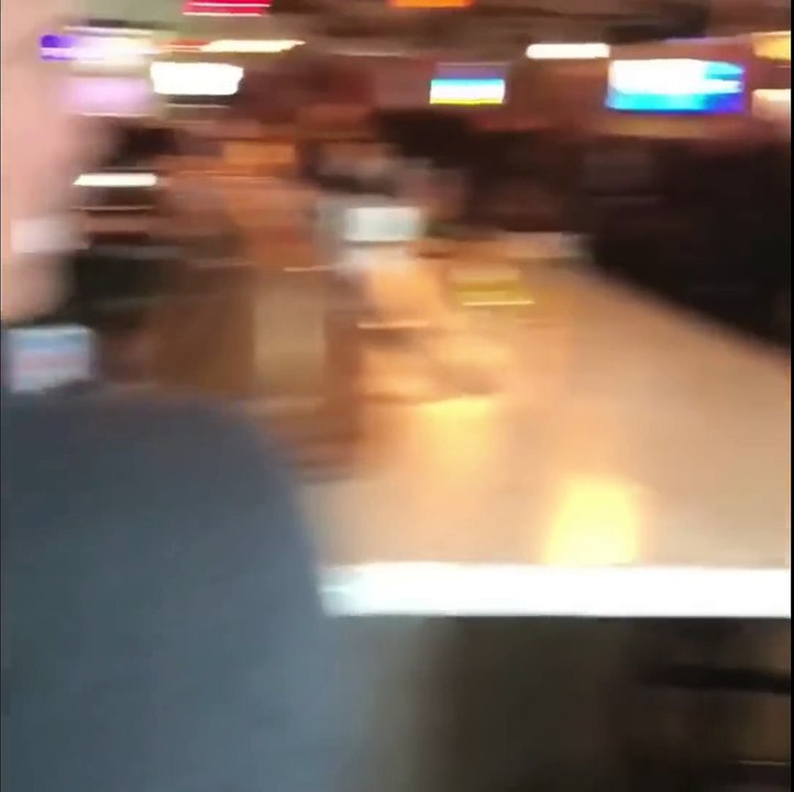 Un homme bourré se fait sortir d'un bar et provoque un mec