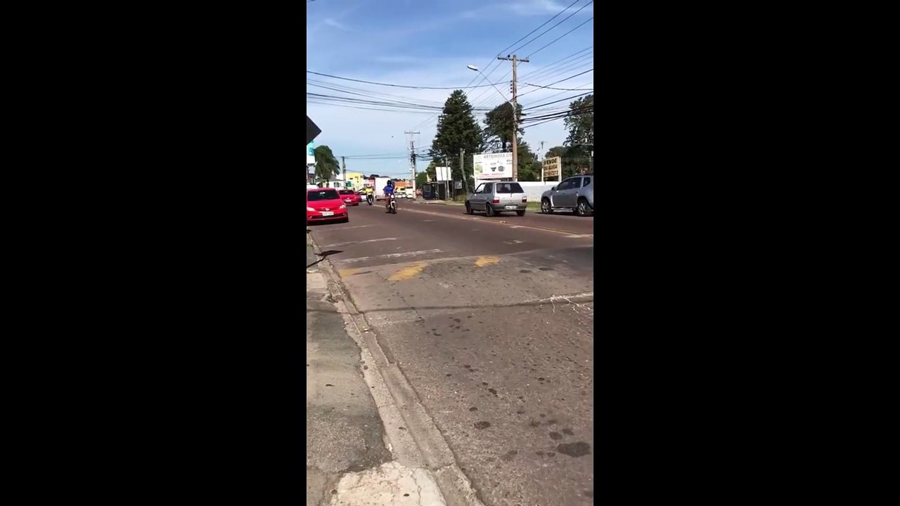 Un brésilien prend un dos d'âne un peu trop fort en moto