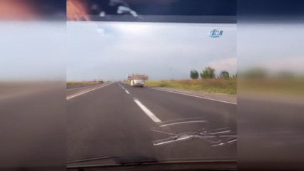 Pikap boyunu aşan yükle trafikte kazaya böyle davetiye çıkardı