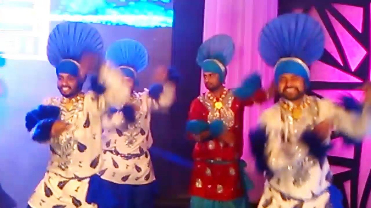 BLACK PANTHER BHANGRA GROUP TM ---- LIVE SINGER  KARAMJEET ANMOLE    PERFORMANCE