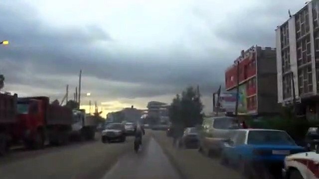 Sahibinin sırtında bisikletle seyahat eden keçinin keyfi