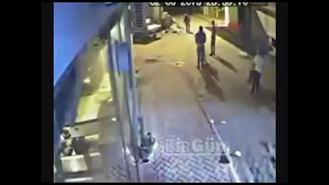 Ali İsmail Korkmaz ile son tekmeyi atan polis aynı karede