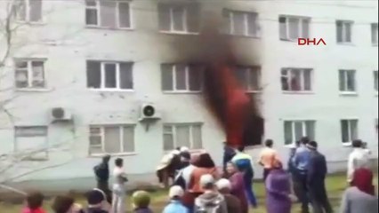 Çocuklarını kurtarmak için 4. kattan attı