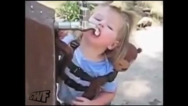 Çeşmeden su içmeye çalışan küçük kızın amansız mücadelesi