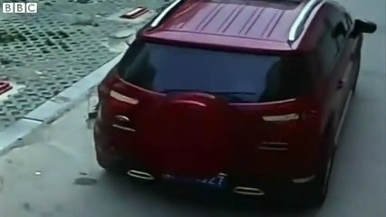 Çin&#39;de araba çocuğun üzerinden böyle geçti!
