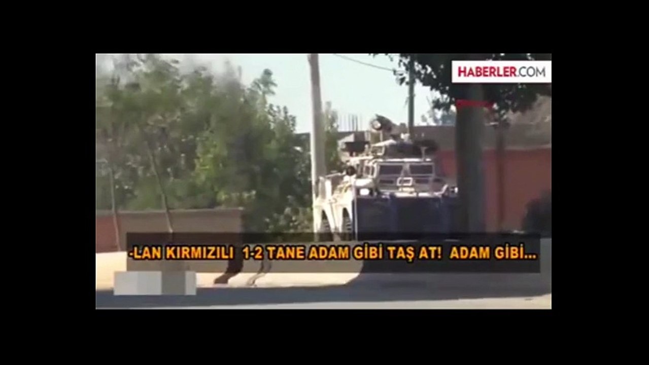Polisten göstericiye: Lan kırmızılı adam gibi taş at
