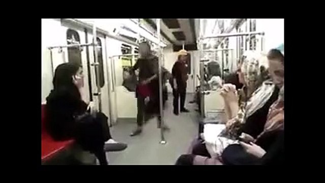 İranlı kadından baskıcı yönetime danslı protesto