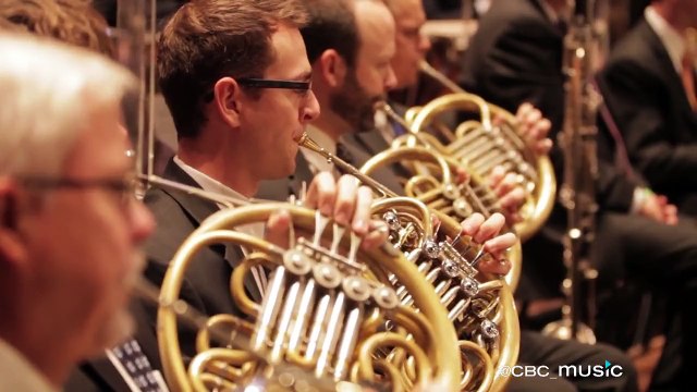 Orkestra Imperial March çaldı, şef ışın kılıcı ile yönetti