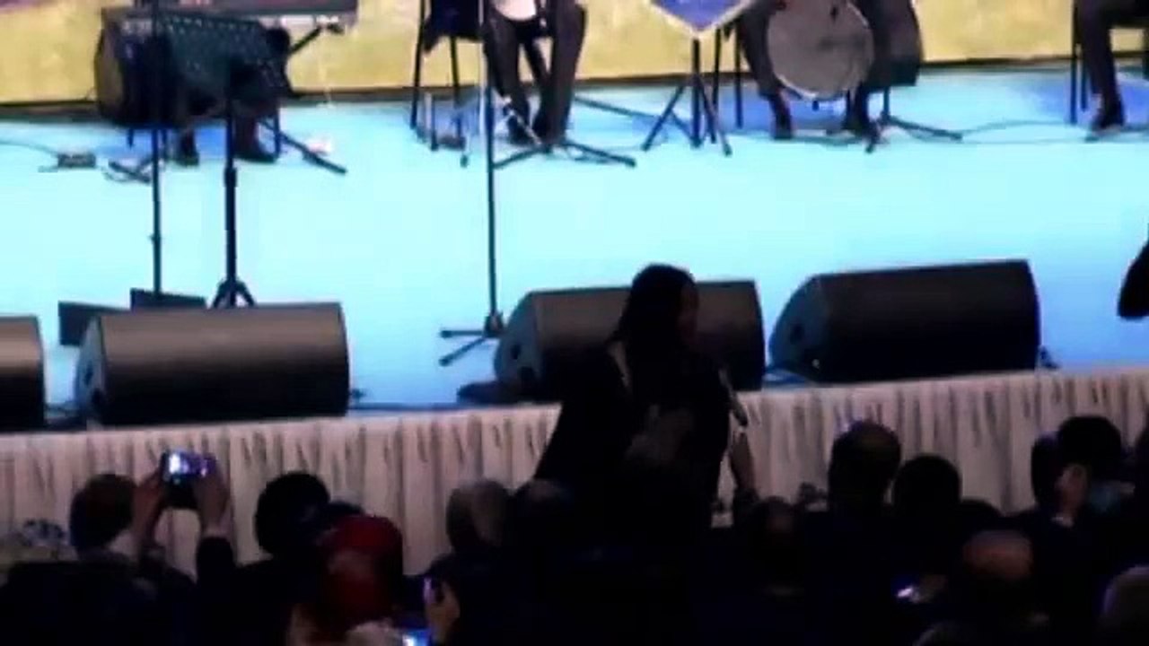 Cumhurbaşkanı Erdoğan Roman gecesinde şarkı söyledi