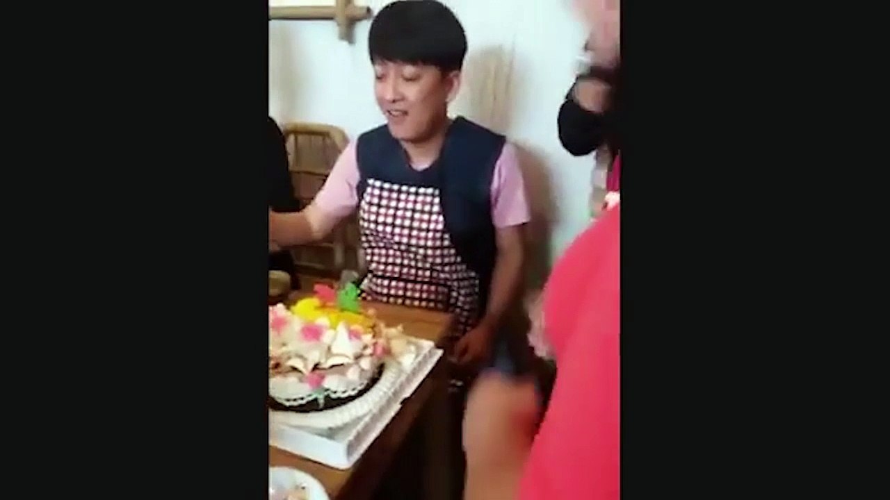 Trường Giang cười buồn khi được tổ chức sinh nhật, lúc sau lủi thủi ra ngồi 1 mình ạ