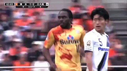 Japon futbolcudan kamerayı bile şaşırtan gol