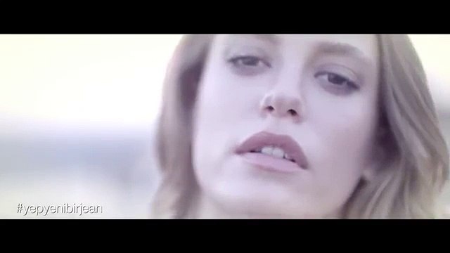 Serenay Sarıkaya ile Kerem Bursin reklam için mikrofon başında