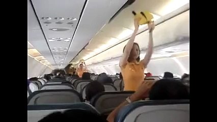 Hostesler uçakta güvenlik kurallarını dans ederek anlattı