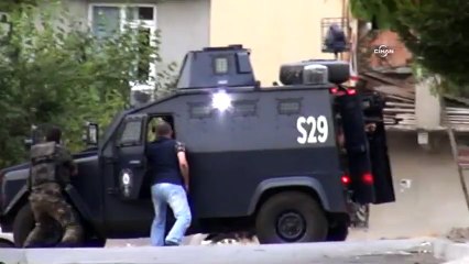 İşte Sultanbeyli'de polise yönelik bombalı saldırı sonrası çıkan çatışmanın görüntüleri