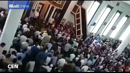 İmam namazda eksik rekat kıldırdı, cemaat birbirine girdi!