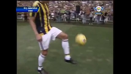 Download Video: Fenerbahçe'nin yeni transferi van Persie imza töreni sırasında oğluyla top sektirdi