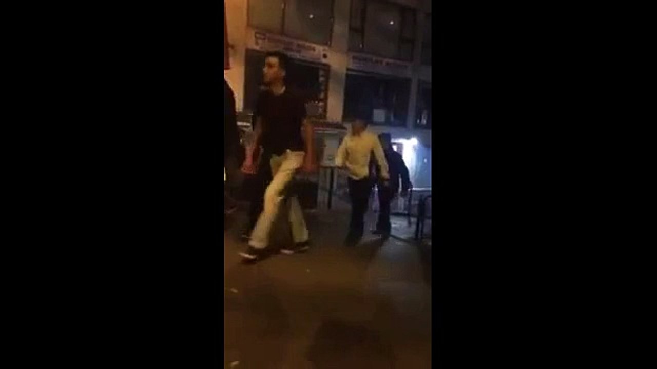 Galata'da içki içenlere saldırı