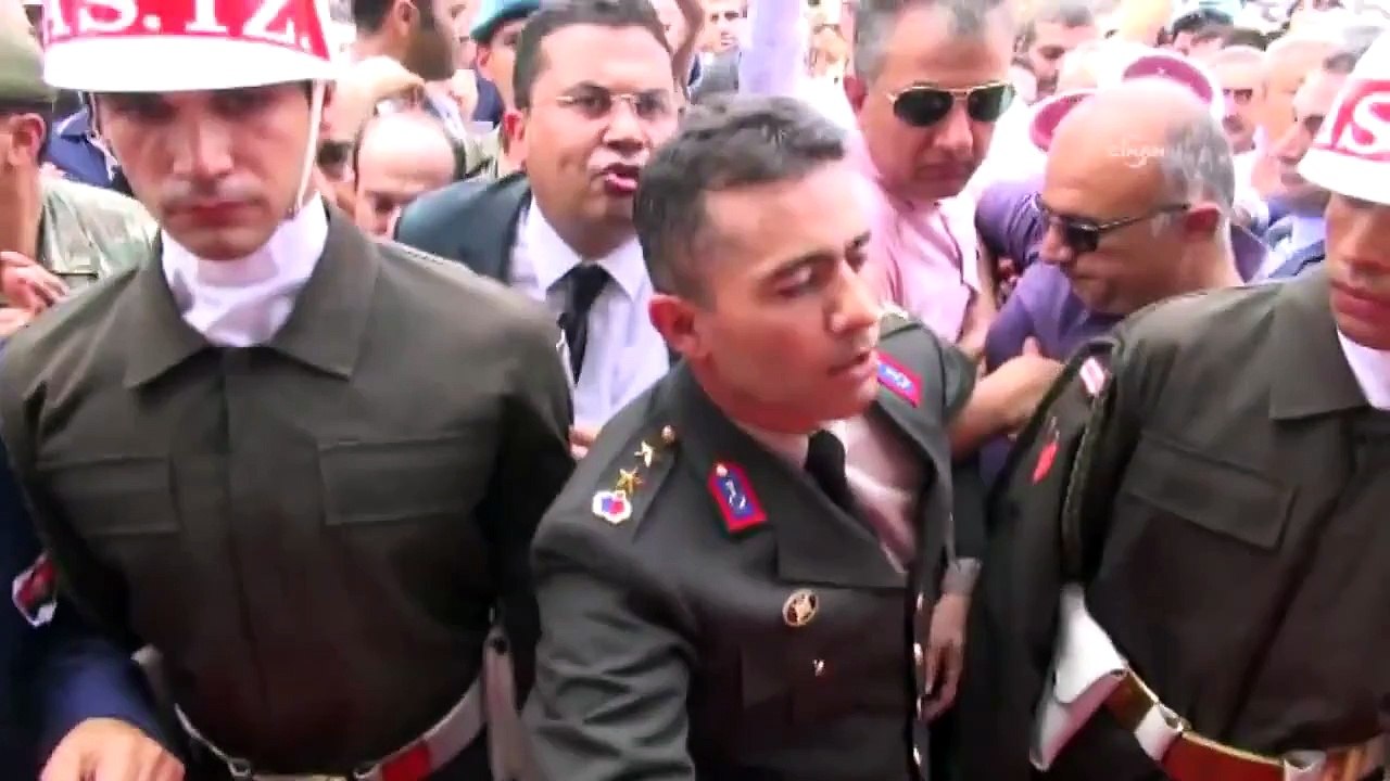 "Şu güne kadar 'çözüm' diyenler neden şimdi 'sonuna kadar savaş' diyor?"